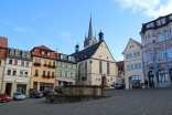Marktplatz mit starken Gefälle und Marktbrunnen sowie Stadtkirche im Hintergrund