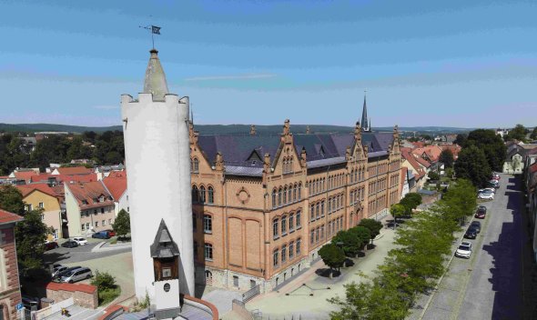 Luftaufnahme Aussichtsturm mit danebenliegendem Gymnaisum
