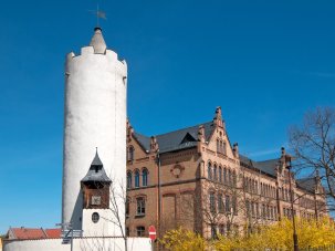 Weiter Turm mit Gymnasium