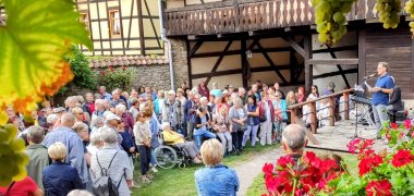 Stadtführung in einem begrünten Fachwerkhof