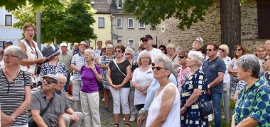 Menschen hören einer Stadtführung zu
