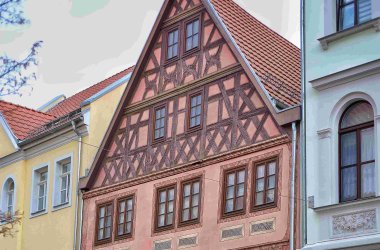 Außenansicht Ferienwohnung mit restaurierter Fassade in Terrakotta mit Fachwerk