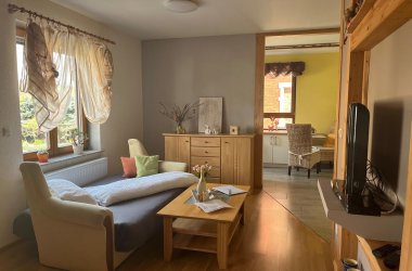 Blick in Wohnraum - Sofa mit Tisch