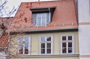 grünes schmales Reihenhaus