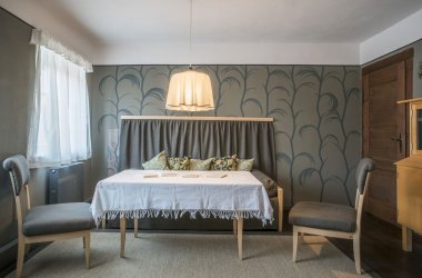 Wohnzimmer mit Tisch, 2 Stühlen und Bank im Stil der 1920er Jahre