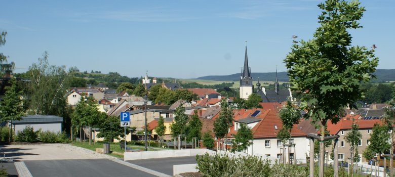 Blick auf Wohnmobil-Stellfläche und Innenstadt Pößneck mit Stadtkirche