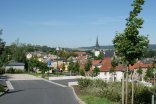 Blick auf Wohnmobil-Stellfläche und Innenstadt Pößneck mit Stadtkirche