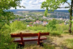 Zechsteinriff Altenburg Blick von einer Bank auf der Altenburg auf Pößneck
